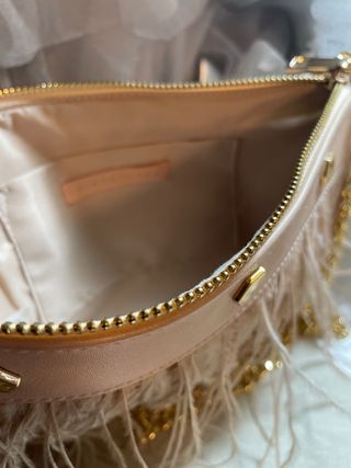 Bolso de fiesta  plumas nude y cadena dorada Nuevo