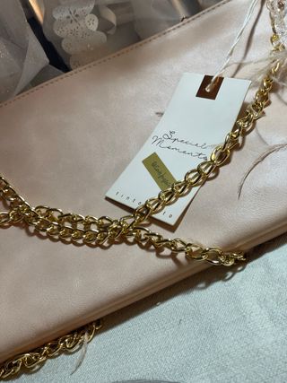 Bolso de fiesta  plumas nude y cadena dorada Nuevo