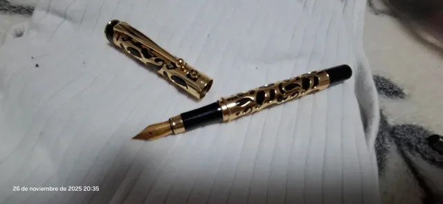 Caneta esferográfica dourada Pierre Cardin com detalhes