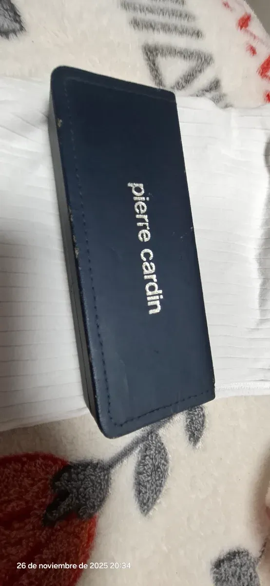 Caneta esferográfica dourada Pierre Cardin com detalhes