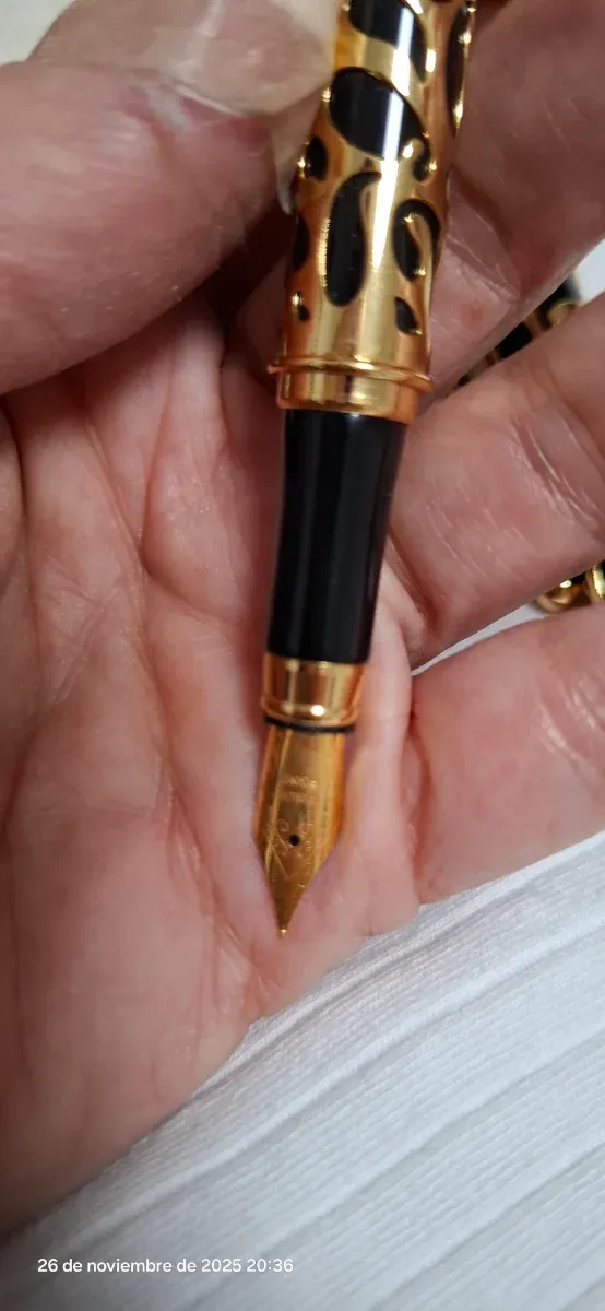 Caneta esferográfica dourada Pierre Cardin com detalhes