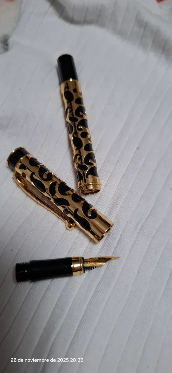 Caneta esferográfica dourada Pierre Cardin com detalhes