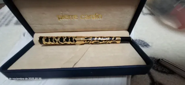 Caneta esferográfica dourada Pierre Cardin com detalhes