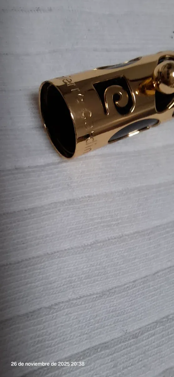 Caneta esferográfica dourada Pierre Cardin com detalhes