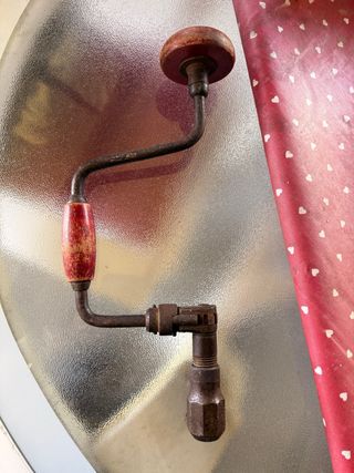 Trapano a manovella antico con punte