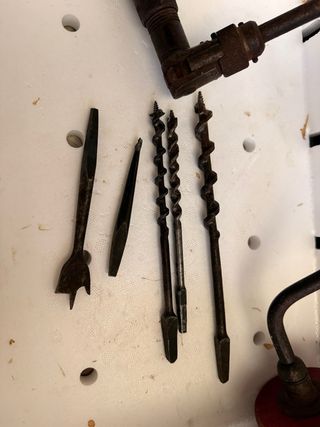 Trapano a manovella antico con punte