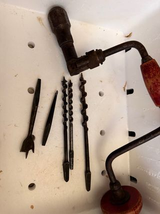 Trapano a manovella antico con punte