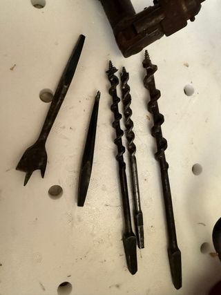 Trapano a manovella antico con punte