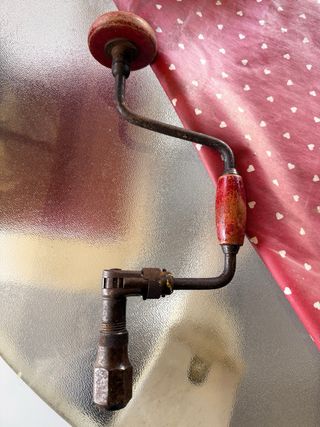 Trapano a manovella antico con punte