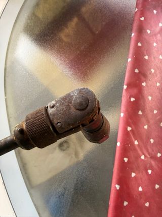 Trapano a manovella antico con punte