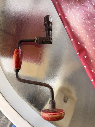 Trapano a manovella antico con punte