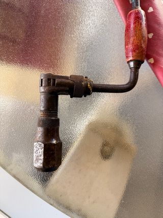 Trapano a manovella antico con punte