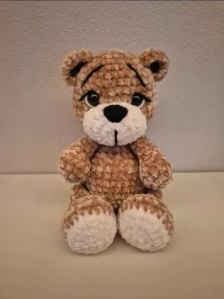 Orsetto fatto all'uncinetto in ciniglia marrone