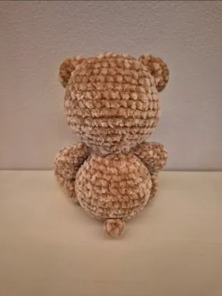 Orsetto fatto all'uncinetto in ciniglia marrone