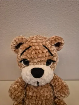 Orsetto fatto all'uncinetto in ciniglia marrone