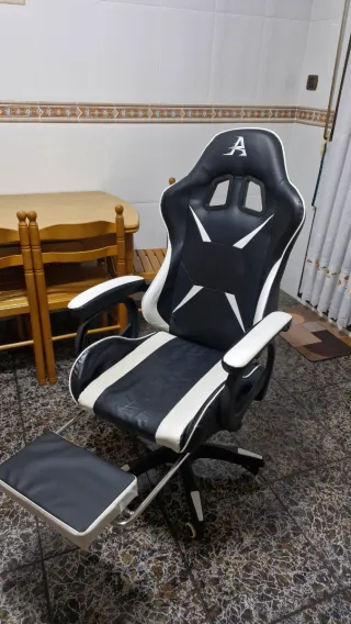 Silla Gamer Negra y Blanca con Reposapiés