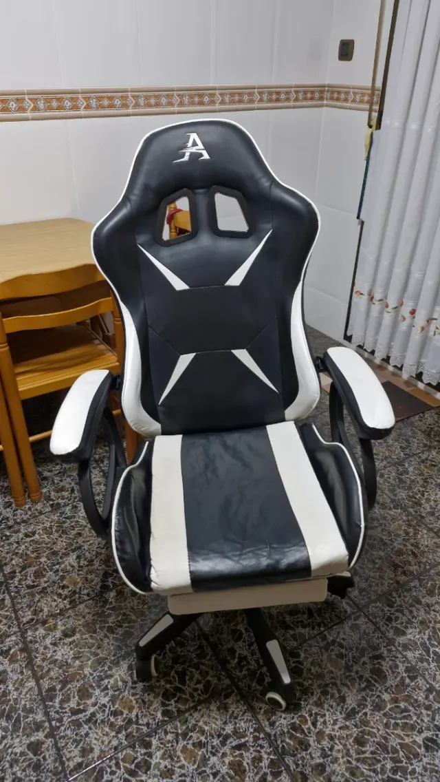 Silla Gamer Negra y Blanca con Reposapiés