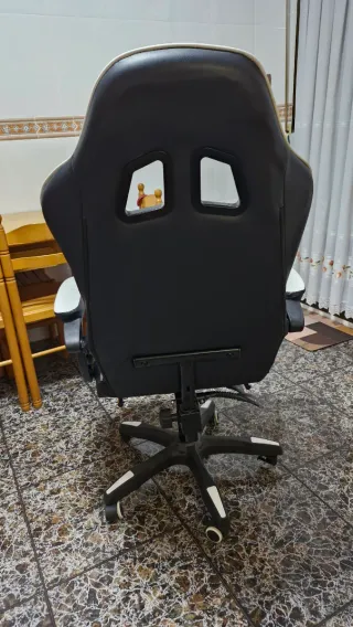 Silla Gamer Negra y Blanca con Reposapiés