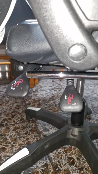 Silla Gamer Negra y Blanca con Reposapiés