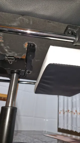 Silla Gamer Negra y Blanca con Reposapiés