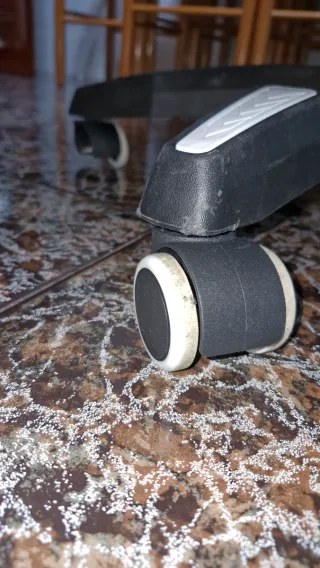 Silla Gamer Negra y Blanca con Reposapiés