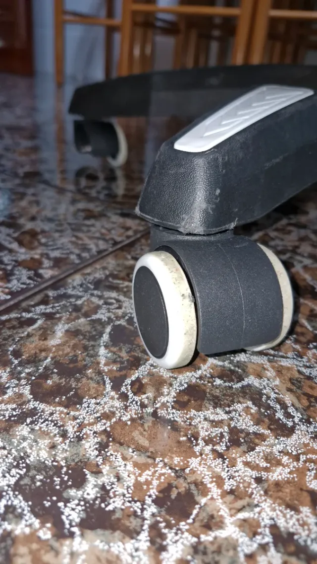 Silla Gamer Negra y Blanca con Reposapiés