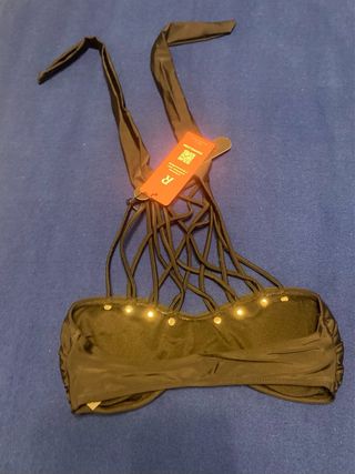 Bikini negro con tachuelas