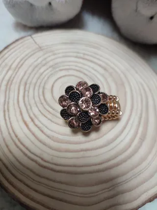 Anillo elástico dorado con piedras rosas