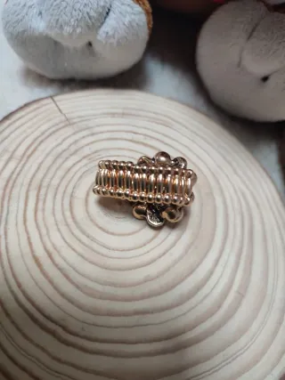 Anillo elástico dorado con piedras rosas