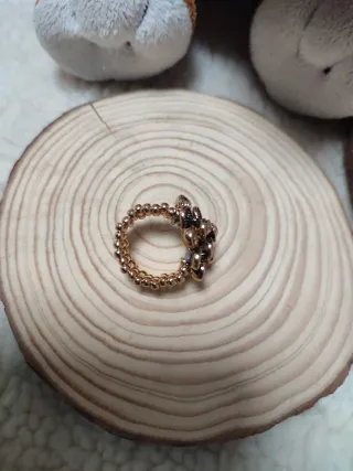 Anillo elástico dorado con piedras rosas