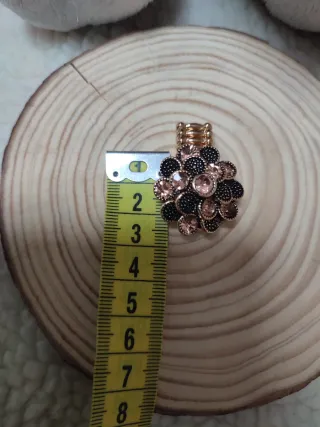 Anillo elástico dorado con piedras rosas