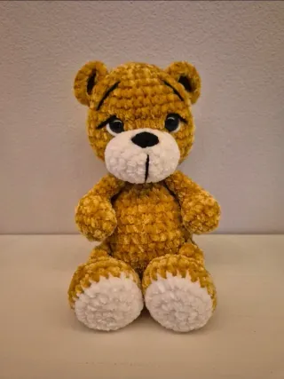 Orsetto in ciniglia fatto a mano all'uncinetto