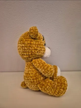 Orsetto in ciniglia fatto a mano all'uncinetto