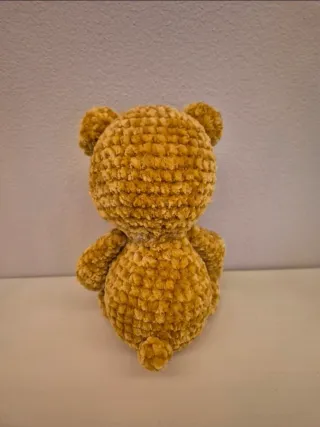 Orsetto in ciniglia fatto a mano all'uncinetto