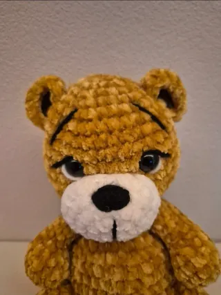 Orsetto in ciniglia fatto a mano all'uncinetto