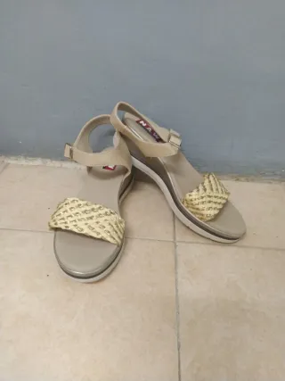 Sandalias N.A.W. Beige y Doradas