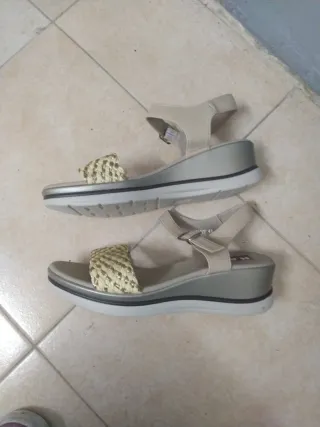 Sandalias N.A.W. Beige y Doradas