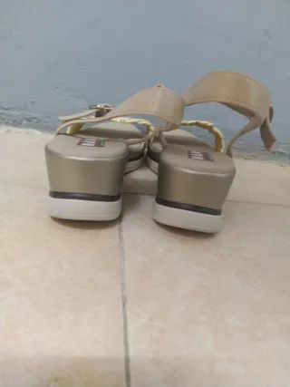 Sandalias N.A.W. Beige y Doradas