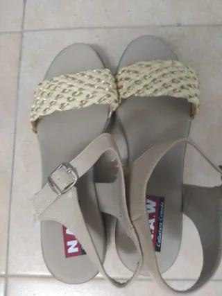 Sandalias N.A.W. Beige y Doradas