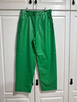 Pantalón polipiel verde