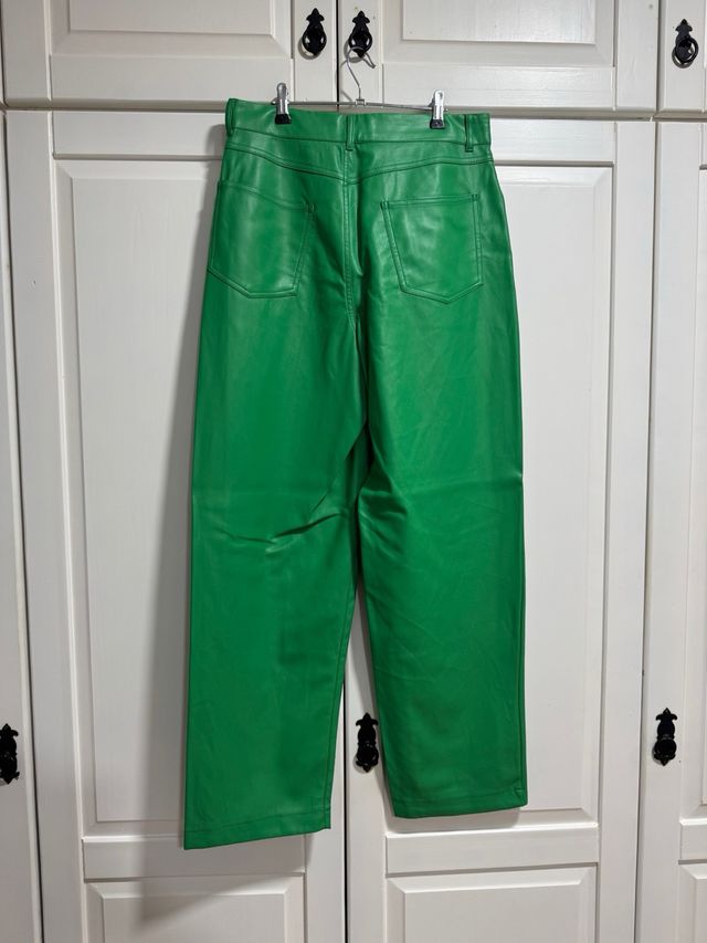 Pantalón polipiel verde