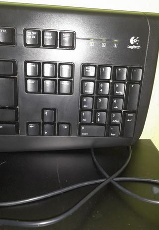 Teclado Logitech Con Cable En Color Negro PS/2