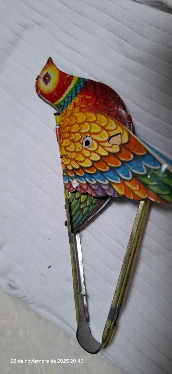 Brinquedo de pássaro vintage de folha de flandres