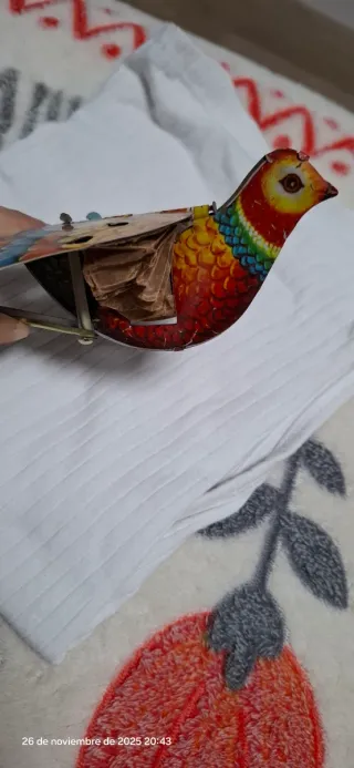 Juguete pájaro vintage de hojalata