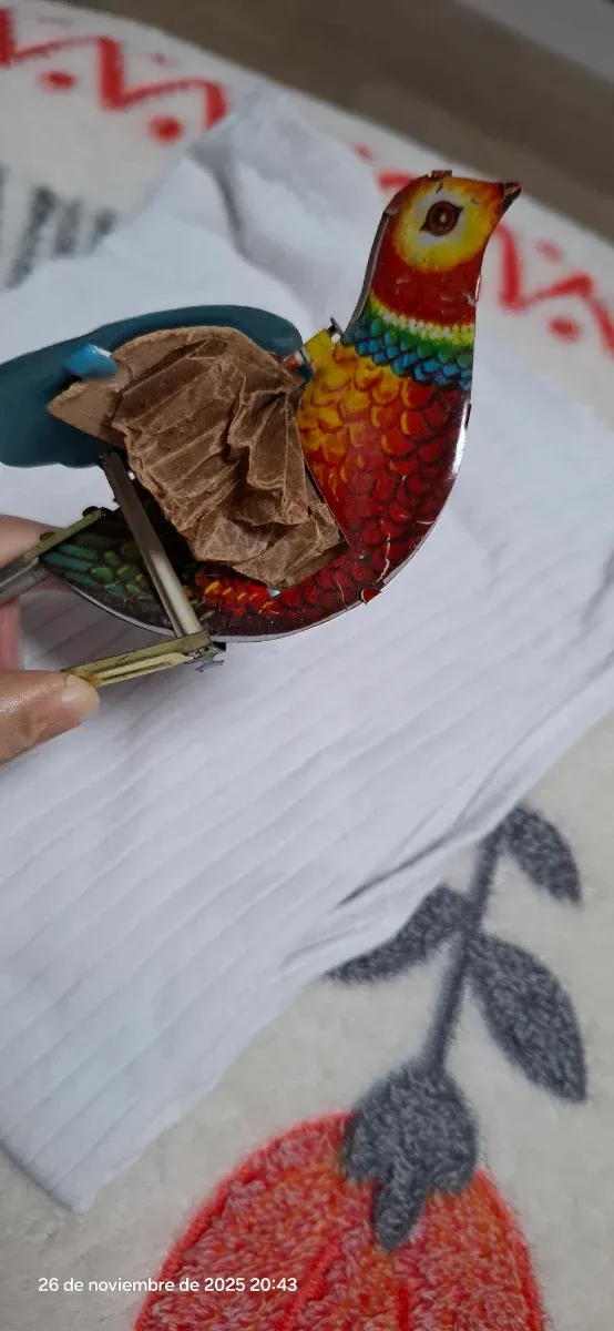 Brinquedo de pássaro vintage de folha de flandres