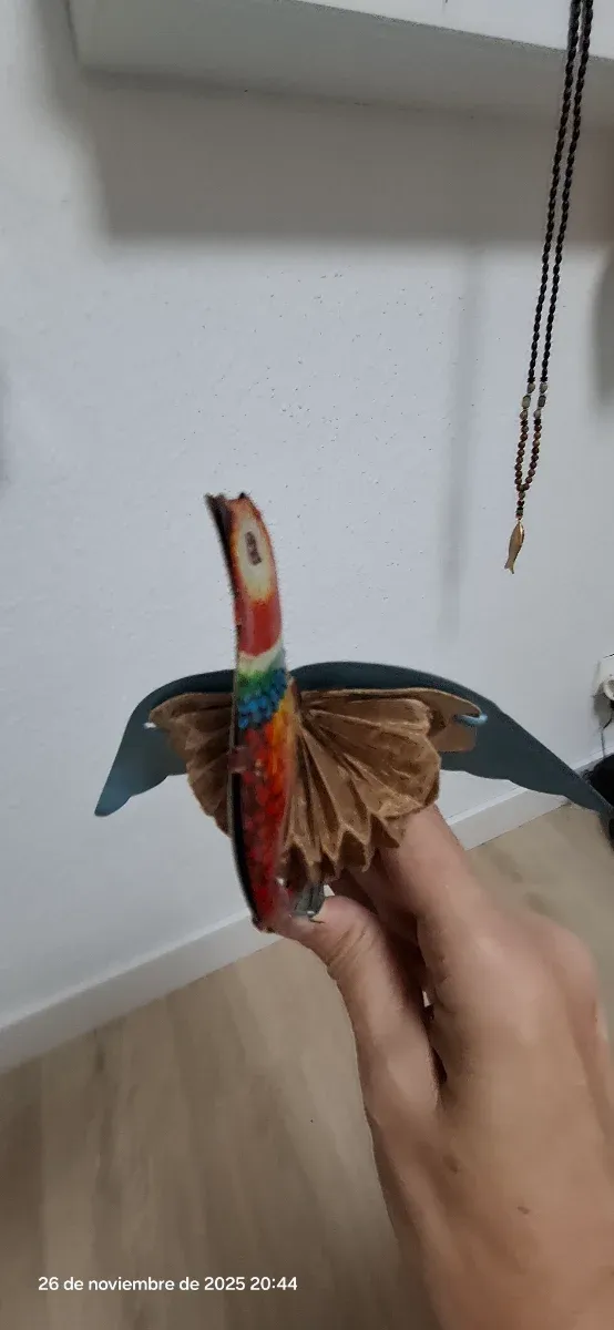 Brinquedo de pássaro vintage de folha de flandres