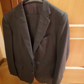 Traje de caballero gris oscuro