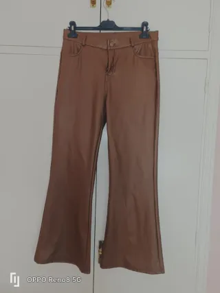 Pantalón polipiel campana marrón