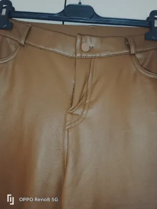 Pantalón polipiel campana marrón