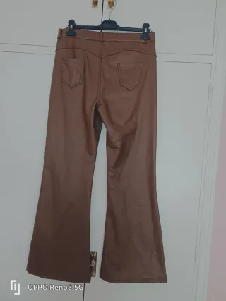 Pantalón polipiel campana marrón